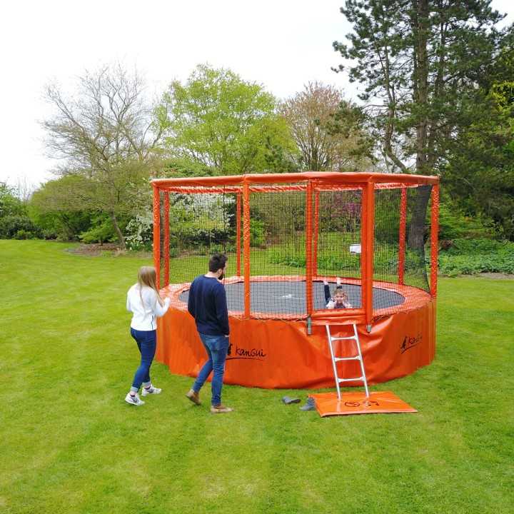 Grand trampoline extérieur pour usage collectif et intensif