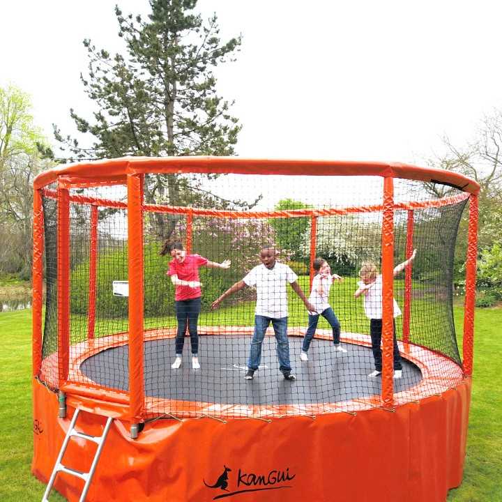 Grand trampoline extérieur pour usage collectif et intensif